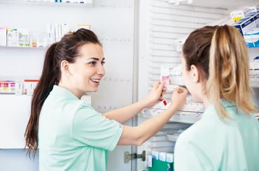 Medizinische Praxisassistentin bei der Arbeit