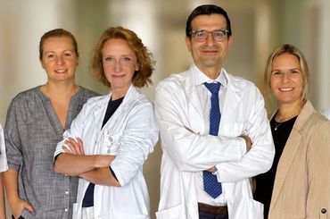 Bildlegende: Das Neurologie-Team des Spitals Langenthal mit Chefarzt Dr. med. Russjan und  leitender Ärztin Dr. med. Beuster (Mitte) heisst Sie herzlich willkommen.