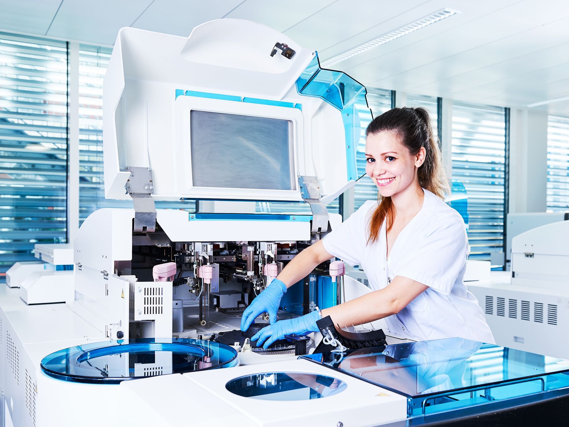 Auszubildende Dipl. Biomedizinische Analytikerin HF im Labor bei der Arbeit