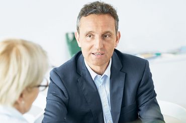 Dr. med. Manuel Moser im Gespräch mit einer Patientin