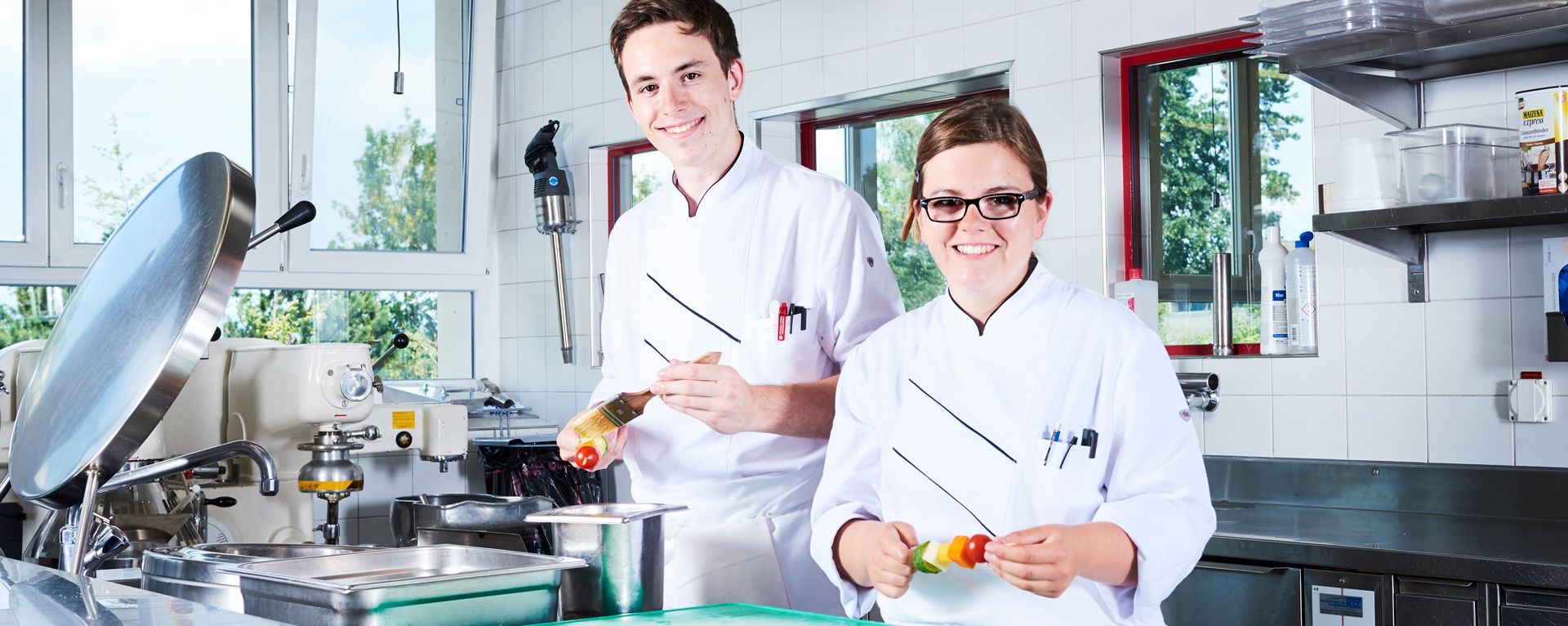 Auszubildender Koch / Auszubildende Köchin EFZ in der Küche bei der Arbeit