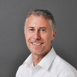 Dr. med. Alex­an­der Schug