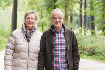 Fred. H und seine Frau Heidi beim Spaziergang im Wald