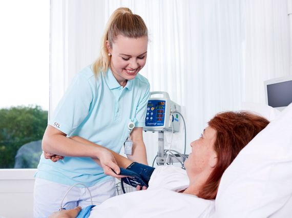 Diplomierte Pflegefachperson betreut Patientin