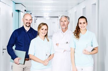 Mitarbeitende der SRO AG stehen im Gang