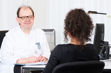 Dr. med. Thomas Künzi, Chefarzt Nephrologie und Dialyse der SRO AG  im Gespräch mit einer Patientin.