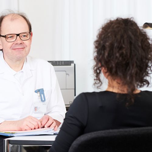 Dr. med. Thomas Künzi, Chefarzt Nephrologie und Dialyse der SRO AG  im Gespräch mit einer Patientin.